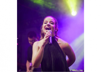 Bia Gurgel celebra 18 anos com show intimista em frente ao Teatro Dix-Huit Rosado