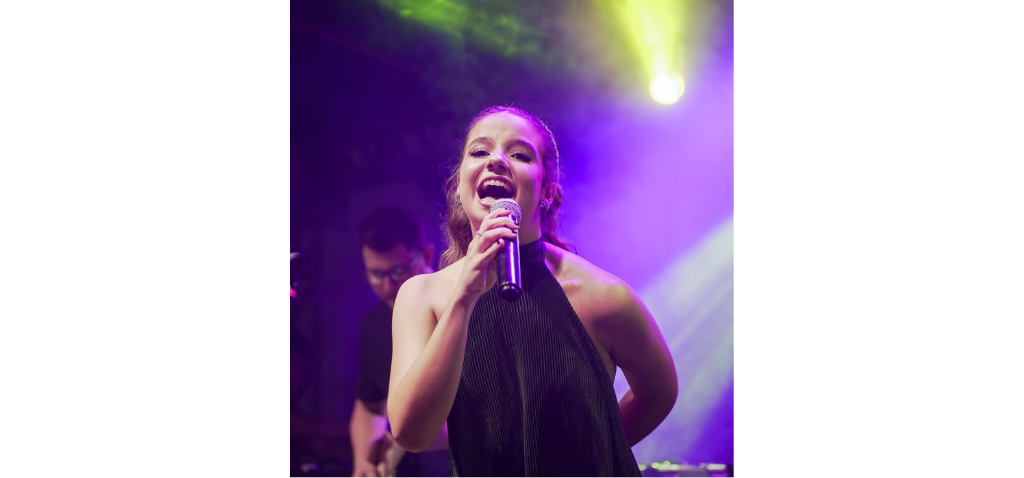 Bia Gurgel celebra 18 anos com show intimista em frente ao Teatro Dix-Huit Rosado
