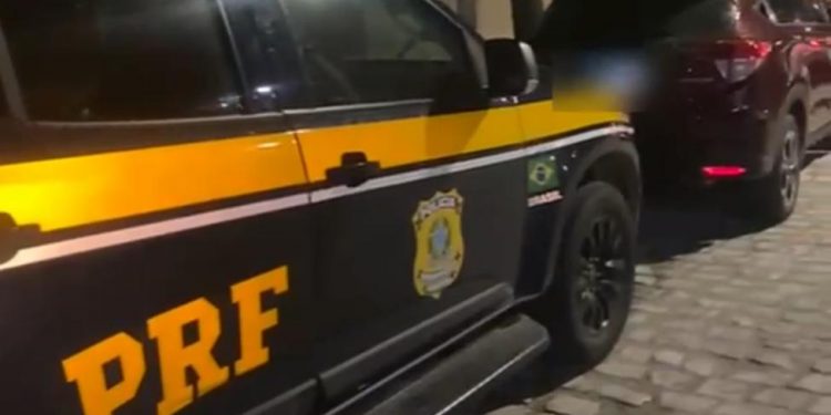 PRF prende homem por receptação e recupera carro roubado na BR-110, em Mossoró