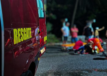 Bombeiros do RN atendem vítima de acidente de moto em pista molhada na cidade de Mossoró