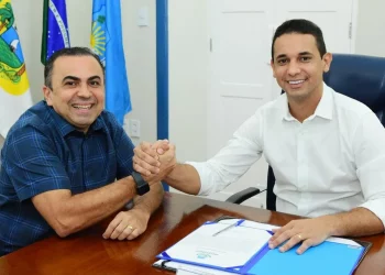 Prefeito Allyson Bezerra transmite o cargo ao vice Marcos Medeiros para viagem à China