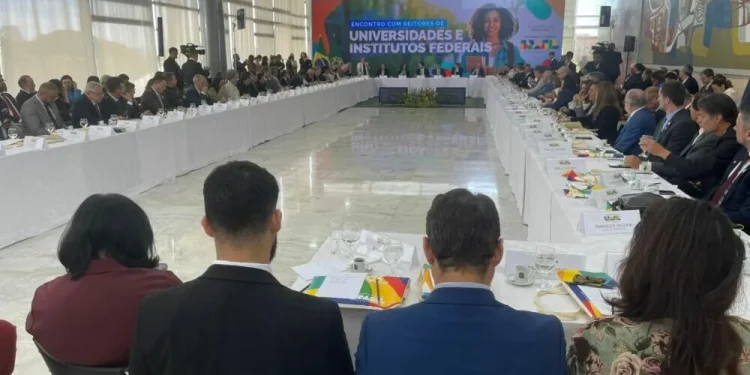 Reitor da Ufersa participa de reunião em Brasília sobre recomposição orçamentária