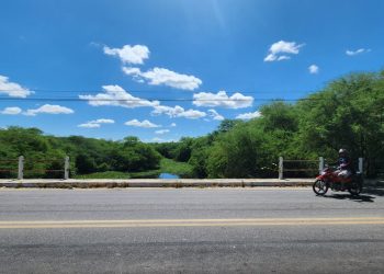 Após acidente, barra de proteção de ponte permanece danificada na Av. Leste-Oeste