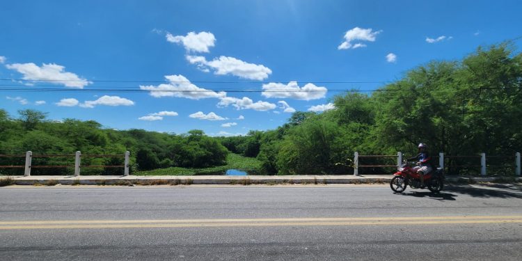 Após acidente, barra de proteção de ponte permanece danificada na Av. Leste-Oeste