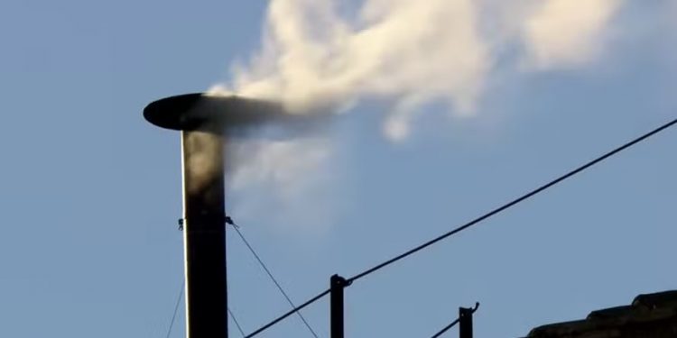 Fumaça branca no Vaticano: anúncio do nome do novo papa será feito em breve