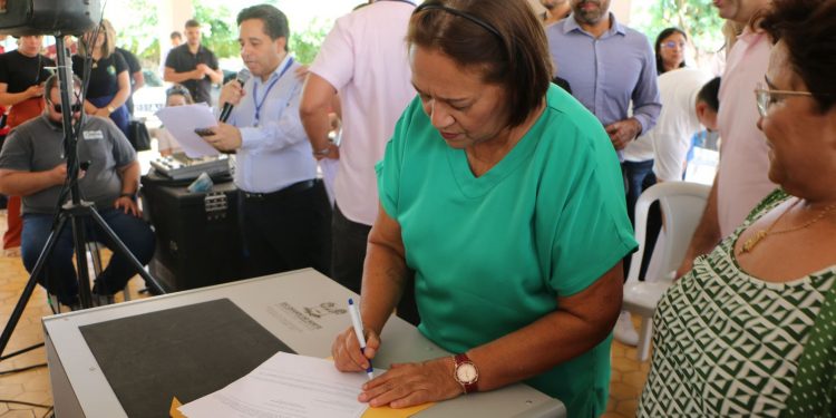 Governadora entrega equipamentos e anuncia obras em escolas de Mossoró