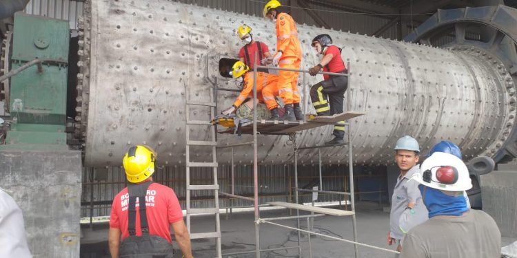 Corpo de Bombeiros resgata trabalhador que se acidentou em fábrica em Currais Novos