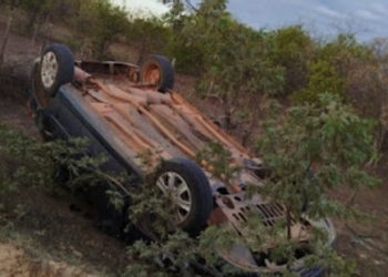 Mulher morre em capotamento de carro na zona rural de Caraúbas