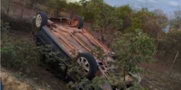 Mulher morre em capotamento de carro na zona rural de Caraúbas