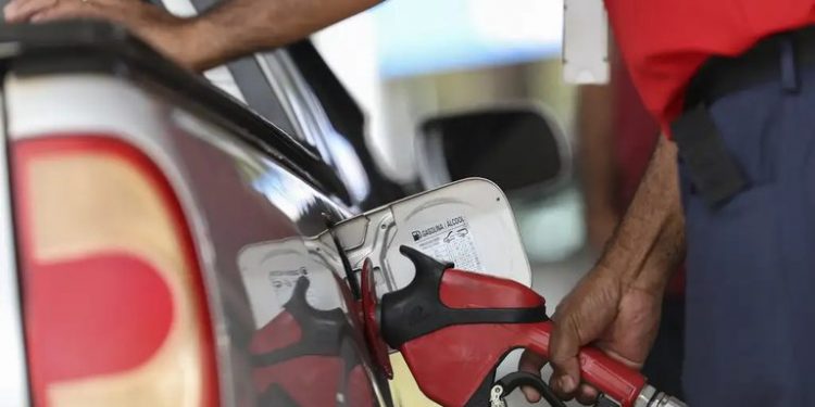 Petrobras anuncia redução de 5,6% no preço da gasolina entregue às distribuidoras