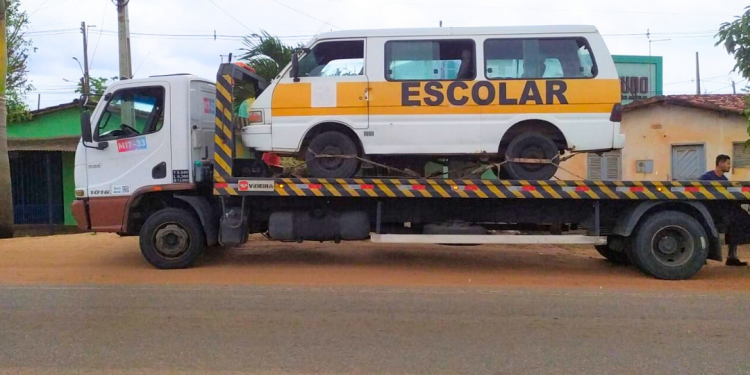 PRF apreende transporte escolar clandestino na BR-406, em Ceará-Mirim