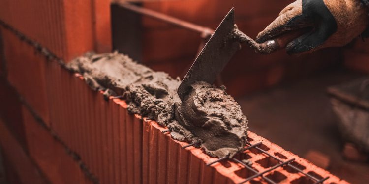 Com vagas para mulheres, Senai prorroga inscrições para curso gratuito de pedreiro em Mossoró