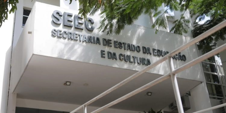 Governo retifica edital e amplia número de vagas do concurso para professor do Estado