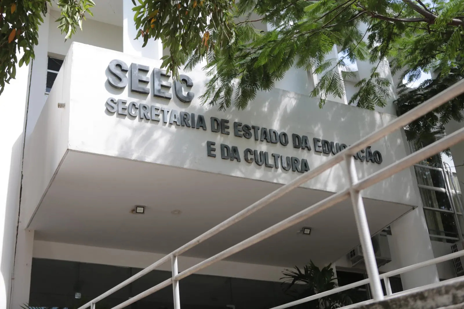 Governo retifica edital e amplia número de vagas do concurso para professor do Estado