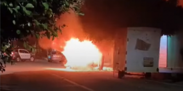 Carro é incendiado no bairro Planalto 13 de Maio, em Mossoró