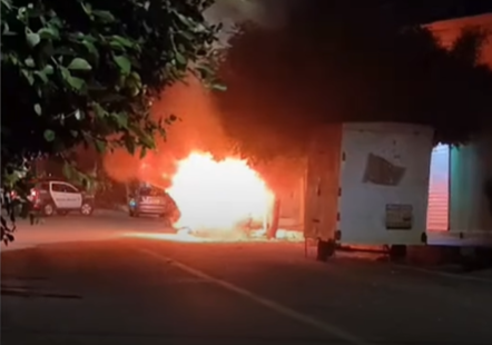 Carro é incendiado no bairro Planalto 13 de Maio, em Mossoró