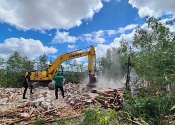 Prefeitura realiza demolição de prédio abandonado no Walfredo Gurgel