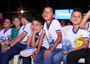Espetáculo “Chuva de Bala” é encenado em sessão exclusiva para alunos da zona rural