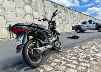 Motociclista morre após colidir com carreta ao lado do viaduto do Santa Delmira, na BR-304