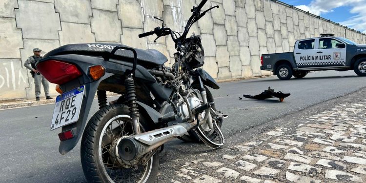 Motociclista morre após colidir com carreta ao lado do viaduto do Santa Delmira, na BR-304