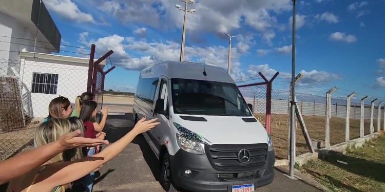 Dupla Bruno & Marrone não atende fãs no desembarque em Mossoró