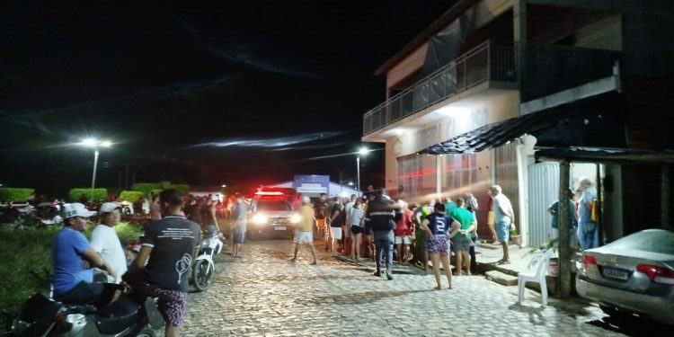 Mulher é morta a tiros dentro de bar na cidade de Felipe Guerra