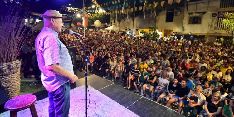 Humorista Zé Lezin anima o Polo Poeta Antônio Francisco neste domingo (22)