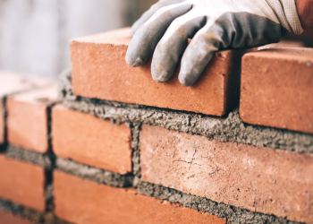 Senai RN e Sinduscon Oeste oferecem curso gratuito de pedreiro em Mossoró com turmas para mulheres