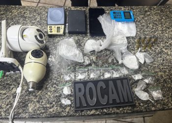 Homem é preso com drogas, munições e materiais do tráfico após tentativa de fuga em Mossoró