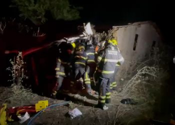 Veículo capota e atinge residência no Seridó; motorista fica preso às ferragens