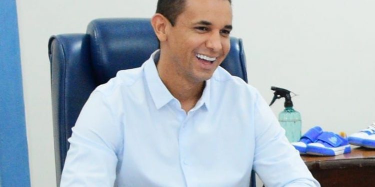 Prefeito de Mossoró anuncia projetos com intercâmbio internacional e bolsas mensais para alunos da rede municipal