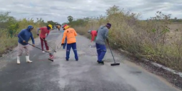 DER remove brita espalhada na RN-233 após acidentes na rodovia