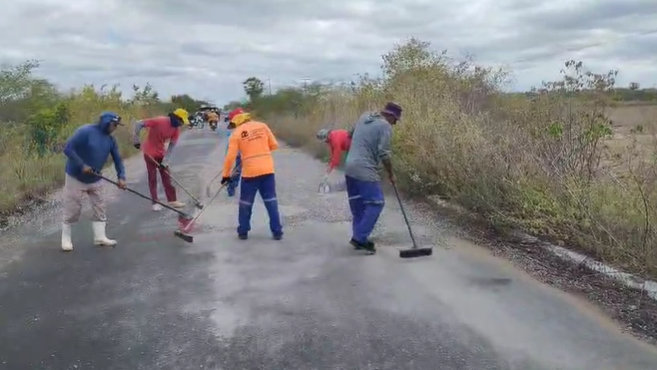 DER remove brita espalhada na RN-233 após acidentes na rodovia