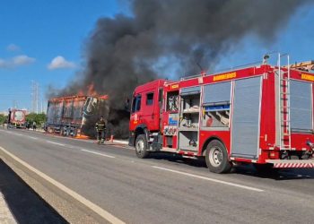 Carreta pega fogo na BR-304 em Mossoró
