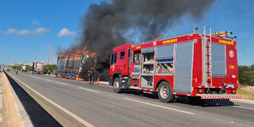 Carreta pega fogo na BR-304 em Mossoró