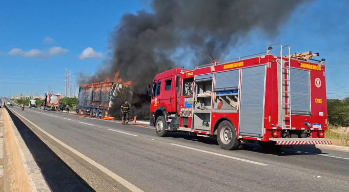 Carreta pega fogo na BR-304 em Mossoró