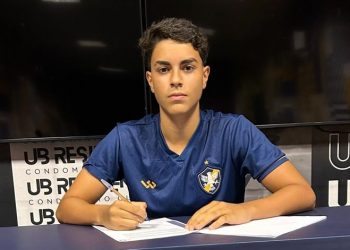 Filho de Paulo Júnior assina primeiro contrato profissional com o Retrô-PE