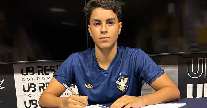 Filho de Paulo Júnior assina primeiro contrato profissional com o Retrô-PE