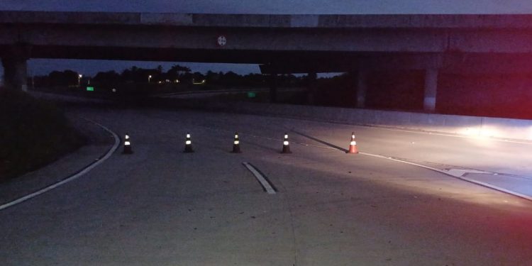 Alça de acesso à BR-304 é interditada após tombamento de carreta em Macaíba