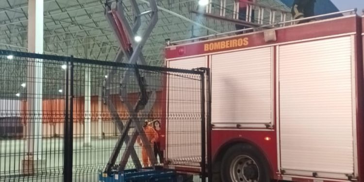 Bombeiros do RN realizam resgate de trabalhador preso em plataforma de elevação em Mossoró