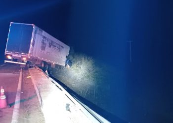 Caminhão fica pendurado em estrutura de ponte na BR-304