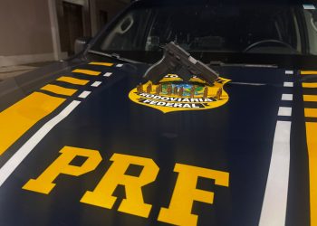 PRF prende motoristas por embriaguez ao volante e porte ilegal de arma durante fiscalizações na BR-304