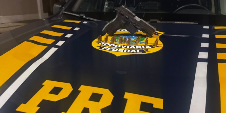 PRF prende motoristas por embriaguez ao volante e porte ilegal de arma durante fiscalizações na BR-304