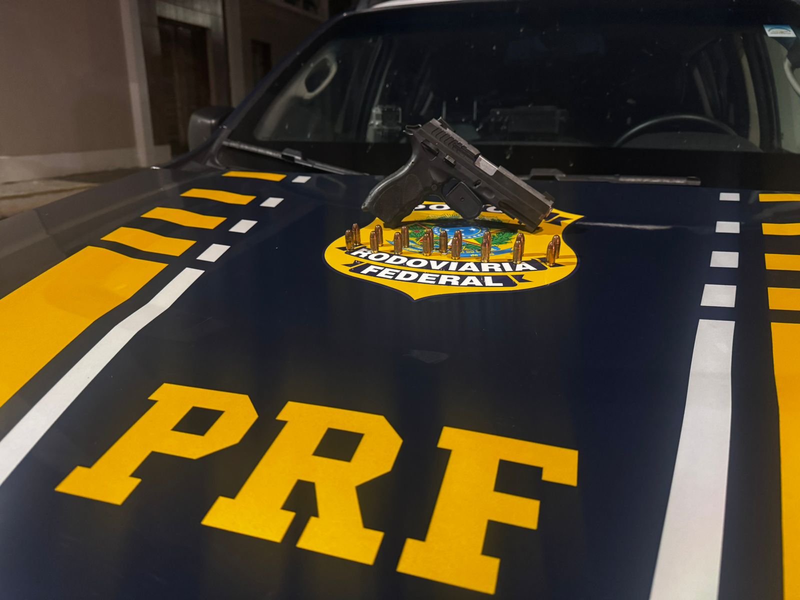 PRF prende motoristas por embriaguez ao volante e porte ilegal de arma durante fiscalizações na BR-304