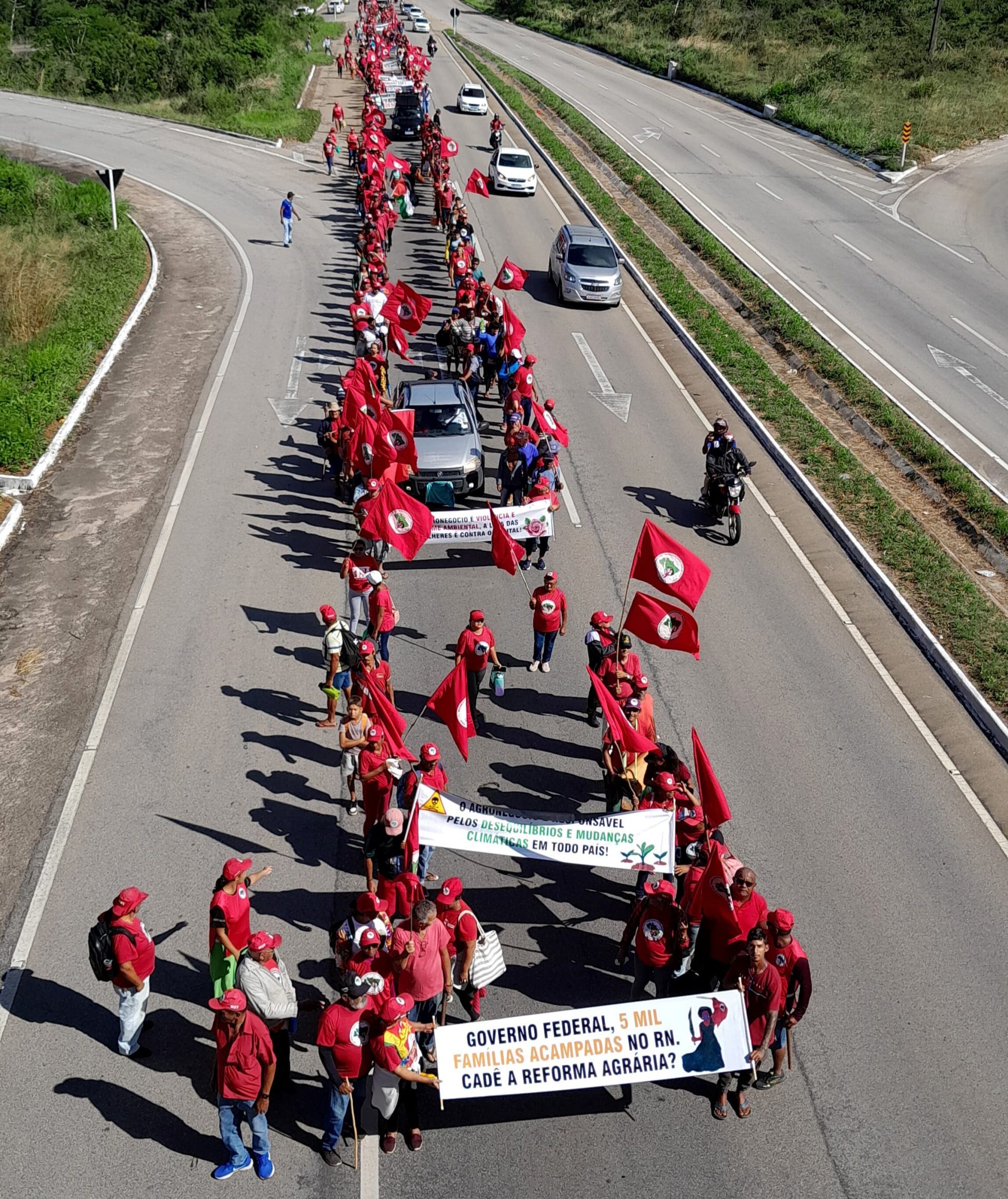Marcha do MST percorre a BR-406 em defesa da reforma agrária