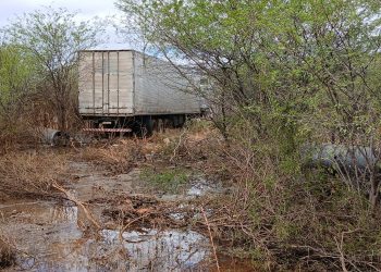 Caminhão danifica adutora e afeta abastecimento em bairros de Mossoró e região