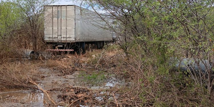 Caminhão danifica adutora e afeta abastecimento em bairros de Mossoró e região