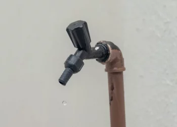 Conserto de vazamento em reservatório de Areia Branca deve ser concluído na tarde desta segunda (7)