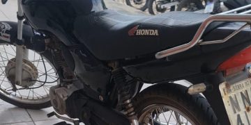 Polícia Militar recupera em Areia Branca moto roubada há 7 anos em Mossoró