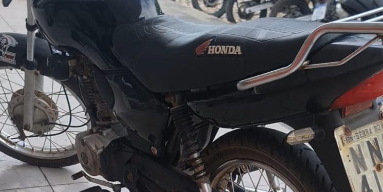 Polícia Militar recupera em Areia Branca moto roubada há 7 anos em Mossoró